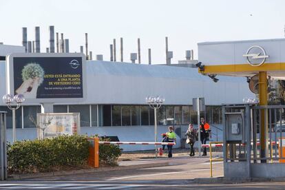 Entrada de la fábrica de Opel en Figueruelas, Zaragoza.