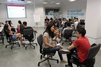 Futuros empleados de Indra, durante su periodo formativo en Madrid.