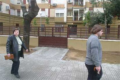 Transeúntes ante la entrada del inmueble donde vivían Josefa Fernández Loza y Juan Walls.