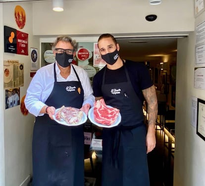 Juanjo López y Nacho Trujillo con chuletones de los Valles del Esla en La Tasquita de Enfrente. J. C. CAPEL