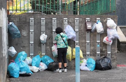 Imagen de los colgadores donde los vecinos de Usurbil colocan las bolsas de basura con el sistema puerta a puerta.