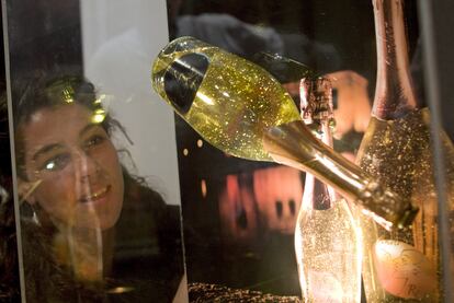 Una visitante del salón Gourmets observa una botella de Amber Rouge Grape D&#39;Or.