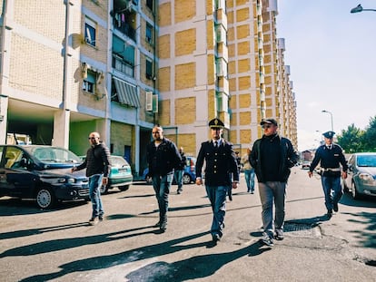 En el centro, el comisario Michele Spina, impulsor de un plan de lucha contra la delincuencia.