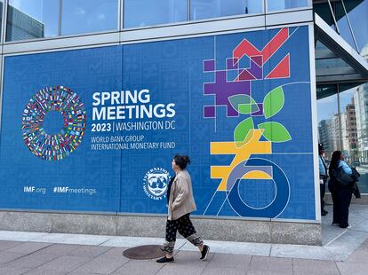 Sede del Fondo Monetario Internacional, en Washington, con el cartel de las reuniones de primavera del organismo.