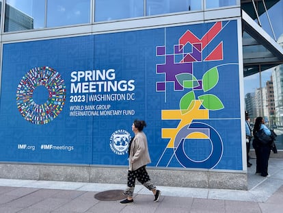 Sede del Fondo Monetario Internacional, en Washington, con el cartel de las reuniones de primavera del organismo.