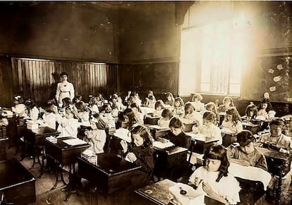 Meninas têm aula de costura na Escola Caetano de Campos, em São Paulo.