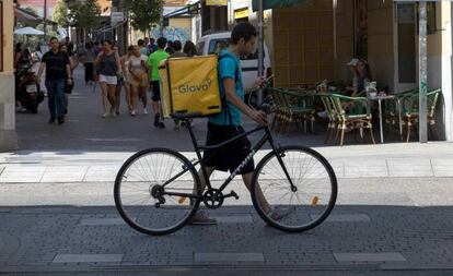 Un repartidor de Glovo, en Madrid. 