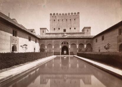 Vista del patio de los arrayanes en la Alhambra (Granada).