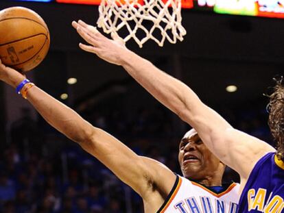 Pau Gasol lucha por un balón por Russell Westbrook