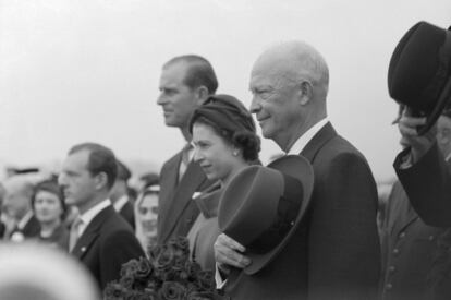 La reina Isabel y el duque de Edimburgo reciben a Dwight Eisenhower.