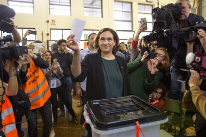 La alcaldesa de Barcelona, Ada Colau, vota en el referéndum independentista ilegal catalán del 1-O, en el barcelonés colegio Sedeta, en 2017