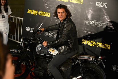 1. El look motero de Orlando Bloom: El actor británico llegó al Festival de Cine de San Sebastián a medianoche, con su media melena, con un look negro total y escoltado por al menos una treintena de moteros. En Kursaal presentó su película 'The greasy handes preachers', en la sección Savage Cinema.