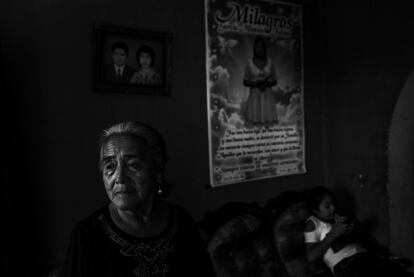 El 80% de los afectados por tuberculosis pertenece a los tres estratos sociales más bajos de las zonas urbano marginales; y seis de cada 10 casos en el país proceden de Lima y Callao. En la imagen Dina Allpas Amaru (74 años) junto a la foto de su nieta Dina García (29), quien murió de la TB-MDR en diciembre del 2016. El esposo de Dina esta internado en el hospital con la misma enfermedad. Cerro San Cosme, Lima, Perú. 17 de febrero de 2017.