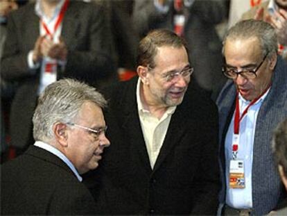 Felipe González, Javier Solana y Gregorio Peces-Barba, ayer en la clausura de la Conferencia Política del PSOE.