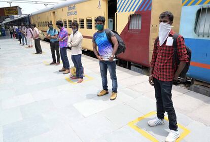 Trabajadores migrantes en la estación de Prayag, en la India, el 19 de mayo.