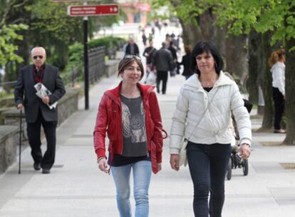 Sonia Bustillo (left) and Sonia Bañeza walk through the center of Irún.