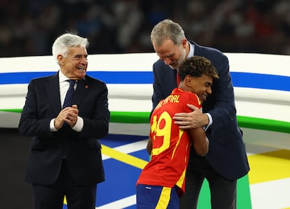 El rey Felipe saluda a Lamine Yamal durante la entrega de trofeos. 