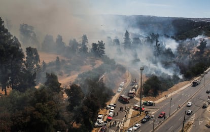 Más de 100 unidades de brigadas terrestres se han desplegado por el territorio nacional para combatir las llamas, incluidas maquinarias, camiones aljibe y más de 18 aeronaves. En la imagen, vista aérea de un incendio en Viña del Mar. 