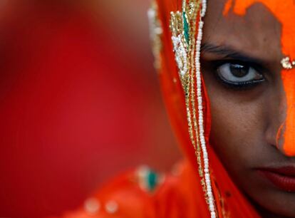 A devotee looks at the camera as she offers prayers to the setting sun during the "Chhath" festival at Bagmati River in Kathmandu, Nepal October 26, 2017. REUTERS/Navesh Chitrakar TPX IMAGES OF THE DAY