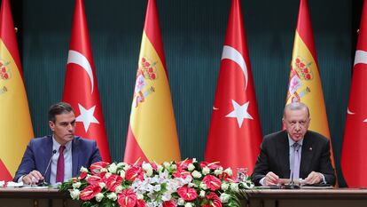 Pedro Sánchez y el presidente turco, Recep Tayyip Erdoğan, el 17 de noviembre en Ankara (Turquía).