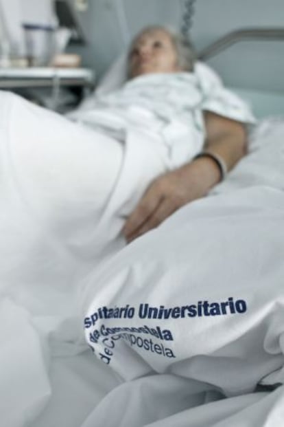 Mar&iacute;a Luisa Fern&aacute;ndez, en su cama del hospital de Santiago.