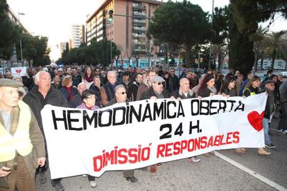 700 personas protestan en Tarragona por el horario de hemodin&aacute;mica.