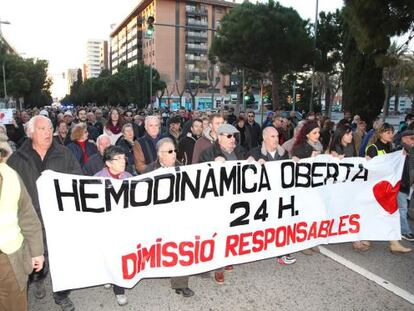 700 personas protestan en Tarragona por el horario de hemodinámica.