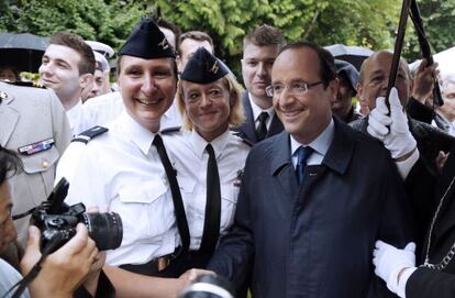 Hollande, durante una recepci&oacute;n este viernes en el Ministerio de Defensa.