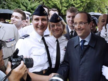 Hollande, durante una recepci&oacute;n este viernes en el Ministerio de Defensa.