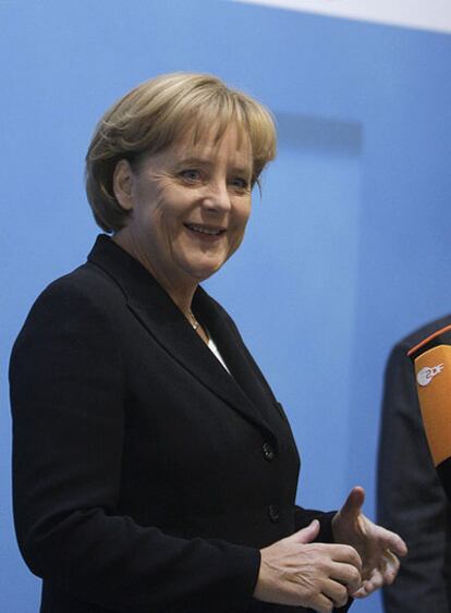 Angela Merkel se dirige a los periodistas en Berlín.