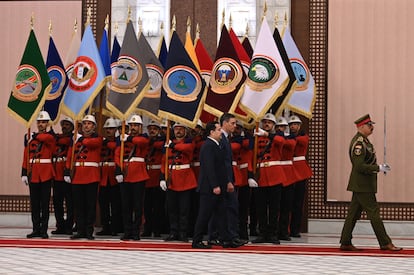 El primer ministro de Irak, Mohammed Shia al Sudani, recibía con honores militares a Pedro Sánchez, en el palacio de Gobierno, este jueves en Bagdad. 