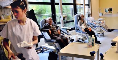 Pacientes recibiendo tratamiento de quimioterapia.