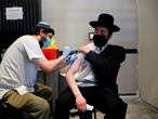 Jerusalem (Israel), 30/08/2021.- A nurse injects an Ultra Orthodox man with a third shot of COVID-19 vaccine in Jerusalem, Israel, 30 August 2021. Israel launched a campaign to offer a third Covid-19 vaccine dose for people over 30 who received a second shot at least five months ago after infections were reportedly increasing in the country (Estados Unidos, Jerusalén) EFE/EPA/ABIR SULTAN
