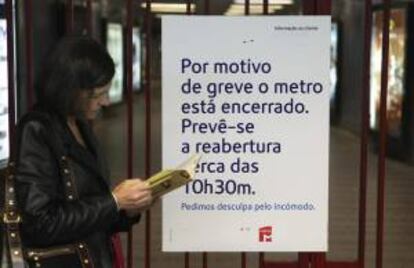 Una mujer espera ante una estacin de metro cerrada en Lisboa, Portugal. EFE/Archivo