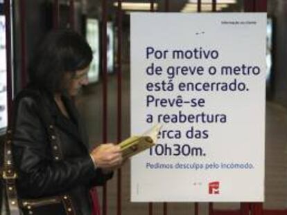 Una mujer espera ante una estación de metro cerrada en Lisboa, Portugal. EFE/Archivo