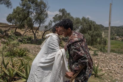 África. Regresar a casa después de la guerra. 
Kibrom Berhane, de 24 años, saludaba a su madre por primera vez desde que, dos años antes, se había unido a las Fuerzas de Defensa de Tigray, en Saesie Tsada (Etiopía), el 21 de septiembre de 2023.
