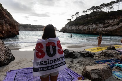 Vecinos protestan en Cala del Moro en Mallorca, este domingo.