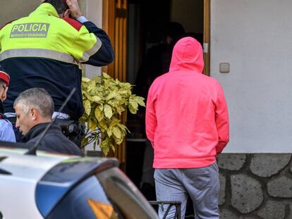 El hijo de Jordi Magenti accediendo para un nuevo registro en el domicilio familiar en Angl&egrave;s.