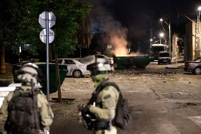 Fuerzas israelíes montan guardia en una calle de la ciudad mixta judío-árabe de Lod.