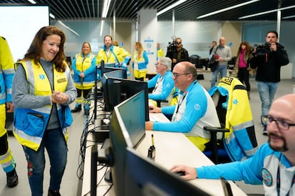 La consejera de Sanidad de la Comunidad de Madrid, Fátima Matute, durante una visita al Centro Coordinador del Servicio de Urgencias Médicas de Madrid (SUMMA112).