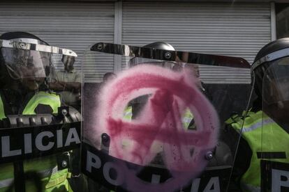 Manifestantes realizaron pintas en el equipo de protección del personal de la policía de Ciudad de México.