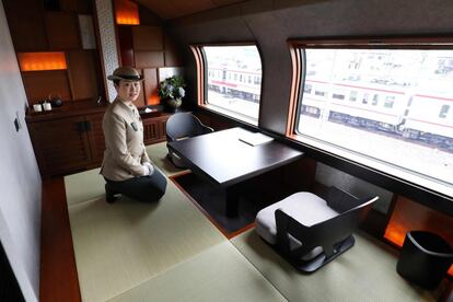 La empresa ofrece varias modalidades de viaje desde la primavera al otoño: cuatro días y tres noches de viaje con un precio de unos 6.300 euros por persona, o una versión más corta, dos días y una noche, por unos 2.700 euros. En la imagen, una empleada de la tripulación enseña la suite de lujo en Tokio.