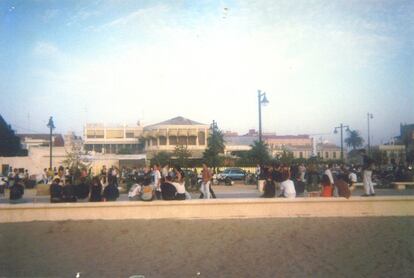 Vista de la entrada de A.C.T.V, discoteca que marcó una época en la escena de baile de Valencia de la primera mitad de los años noventa, desde la playa de la Malvarrosa. Foto cedida por Sito.