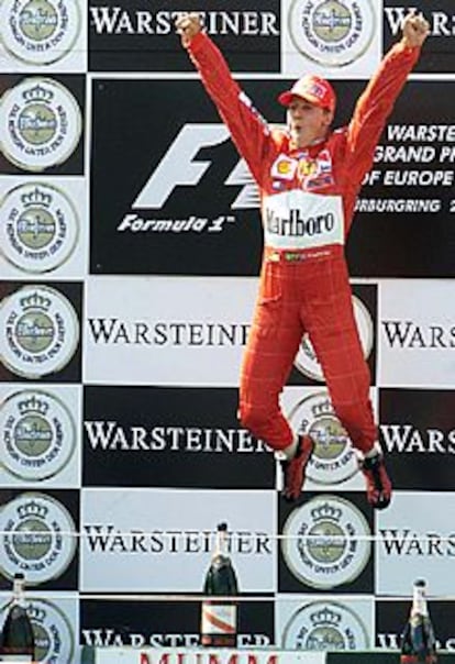 Michael Schumacher celebra en el podio su victoria en el Gran Premio de Europa.