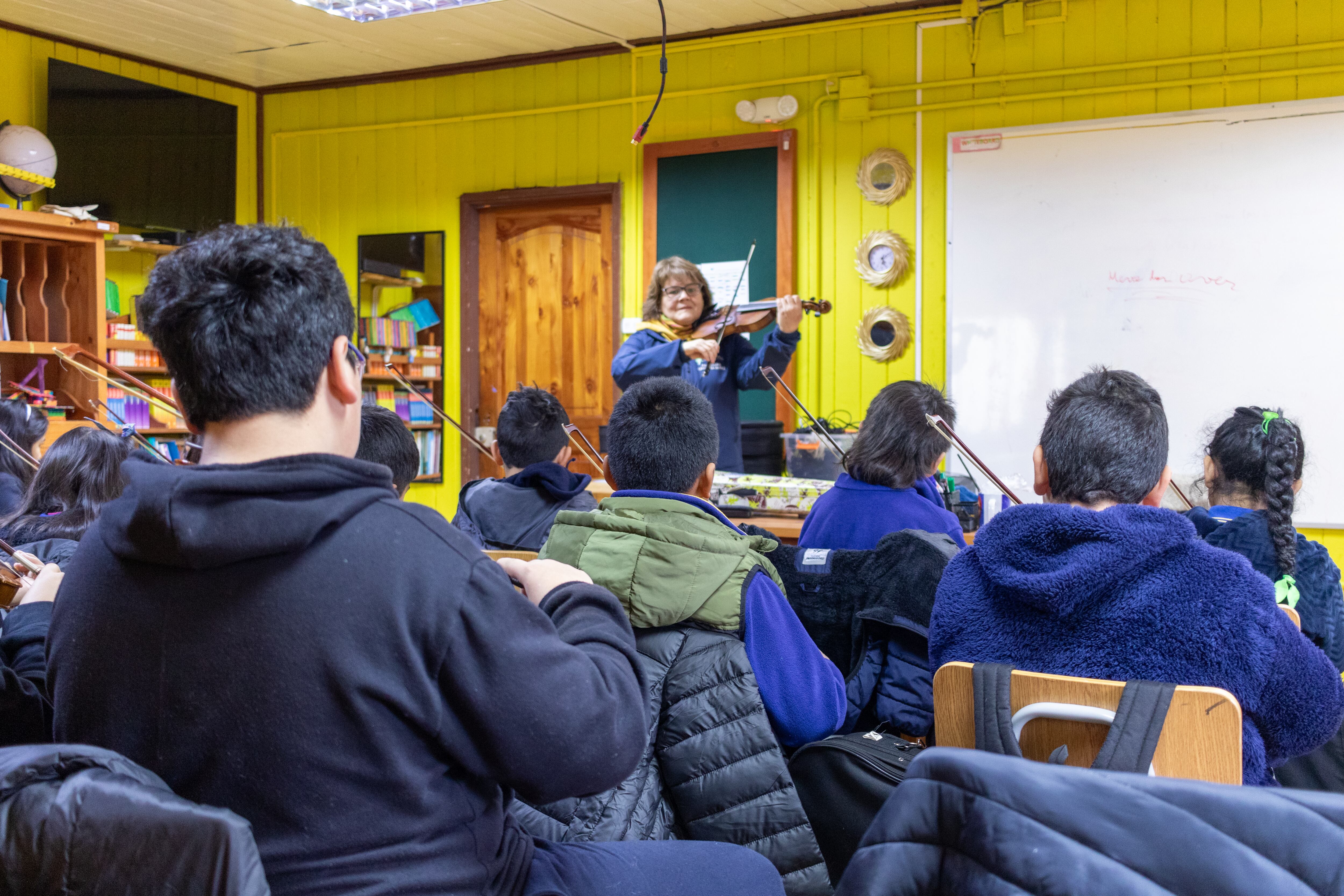 La profesora Carolina Núñez imparte clases de instrumento a los niños  de la Escuela Rural Carririñe.