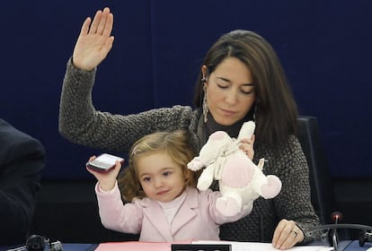 Vittoria copia a su madre Licia en plena votación del Parlamento Europeo en Estrasburgo (2013).