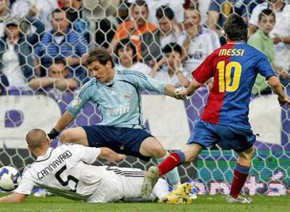 Messi marca el tercer gol del Barça ante la mirada de Casillas y Cannavaro.