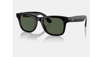 Gafas inteligentes sobre fondo blanco.