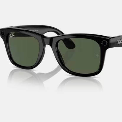 Gafas inteligentes sobre fondo blanco.
