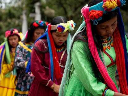 Un grupo de mujeres indígenas emberá durante una celebración en Bogotá, Colombia, en septiembre de 2024.